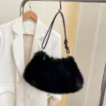 Elegante schwarze Kunstpelz-Achseltasche mit verstellbarem Riemen für die Wintermode. - Einzelne Tasche / Schwarz