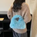 Flauschige blaue Umhängetasche aus Lammwollimitat mit schicker Kette für Winter - Blau