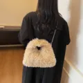 Minimalistische beige flauschige Schultertasche aus Lammwollimitat mit eleganter Kette - Gelb