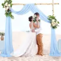 Tenda drappeggiata per arco nuziale in chiffon per sfondo cerimonia sulla spiaggia e festa. - Blu