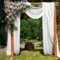 Tenda drappeggio per arco matrimonio in chiffon bianco sfondo per cerimonia all'aperto. - Bianco puro