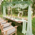 Tessuto per tenda ad arco nuziale in chiffon verde per la cerimonia all'aperto. - Verde erba