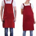 Tablier de travail rouge en polyester avec bretelles doubles réglables et poches pratiques. - Rouge