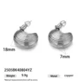 Orecchini a C a coste color argento, misura 18 mm con chiusura in metallo sicura ed elegante. - Trama a Coste Argento (2505BK40804YZ)