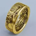 Detaillierte Makroaufnahme eines goldenen 1945 Half Dollar Münzrings mit Relief - Größe 6 / Antikgold