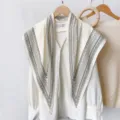 Detail van een elegante retro zwart-witte paisley bandana sjaal op een klassieke witte blouse. - RY-04