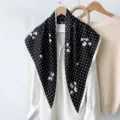 Retro zwarte stip bloemige driehoek sjaal, veelzijdige chique zijden halsdoek voor dames. - RY-03