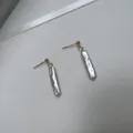 Elegantes pendientes de barra con perlas barrocas de agua dulce y pernos dorados - Pendientes de botón dorados con perlas barrocas de agua dulce y barra plateada