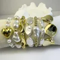 Set di bracciali con perle sintetiche e ciondolo a cuore dorato con perline metalliche - Stile Cuore Perla Barocca e Perle Oro (32399-bra-G-EP)