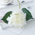 Detailopname kunstmatige witte hortensia met groene bladeren voor mooie huisdecoratie. - Twee-bladige hortensia - Wit