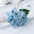 Gedetailleerde close-up van de kunstmatige blauwe hortensiabloemblaadjes en stengel. - Twee-bladige hortensia - Blauw