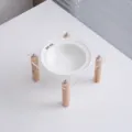 Huisdier keramische kom met houten en acryl standaard, verhoogde voerbak voor katten en honden. - Miya witte enkele voerbak / Set keramische voerbakken