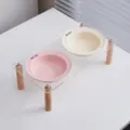 Verhoogde dubbele keramische kattenvoerbak met een heldere acryl standaard en houten poten. - Dubbele voerbak Ollie-roze en Mia-wit / Set keramische voerbakken