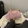 Rosa Rosen Clutch Tasche, elegante Mini Abendtasche mit goldener Kette für Damen. - Rosa