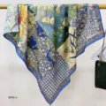 Gedetailleerd overzicht van een 90 cm grote satijnen zijden sjaal met botanische en tegelprints. - 8