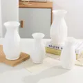 Moderne weiße Plastikvase Set, minimalistisches Rillen Design Tischdeko für Blumen. - Fließmuster Vase