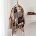 Vista detallada de una bufanda gruesa de imitación cachemira con patrón jacquard de corazones. - Estilo con Borlas (Estilo 2) / Caramelo Beige Gris Azul