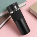 Tazza caffè termica in acciaio inox con coperchio push antiperdita e custodia in silicone - 400ml / Nero
