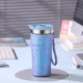 Gobelet isotherme portable en titane avec couvercle et lanière pour le café en voyage - 500ml / Bleu Paon Foncé