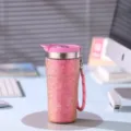 Tasse à café de voyage en titane scintillant rose avec lanière pour bureau et voiture. - 500ml / Rose Paon
