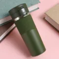 Tazza da caffè termica in acciaio inossidabile con coperchio a scatto e custodia antiscivolo. - 400ml / Verde militare