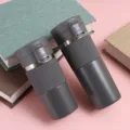 Tazza da caffè da viaggio isolata in acciaio inossidabile con coperchio push e custodia antiscivolo - 400ml / Grigio