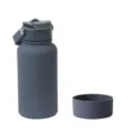 Isolierte Sport Trinkflasche Edelstahl Vakuumflasche mit DoppeltRinkdeckel und Silikonboden. - 650 ml / Dunkelgrau + Becherhülle