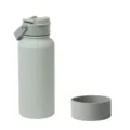 Isolierte Sport Trinkflasche mit Doppeldeckel, Tragegriff und Silikonschutz in Hellgrün. - 650 ml / Erdgrau + Becherhülle