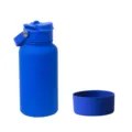 Blaue isolierte Sport-Wasserflasche mit Doppeldekel, Tragegriff und schützendem Silikonboden. - 650 ml / Himmelblau + Becherhülle