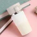Tazza da caffè isolata in acciaio inossidabile portatile con coperchio e custodia in silicone. - 400ml / Avorio