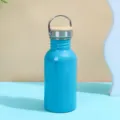 Cyanblaue isolierte Trinkflasche mit Holzdeckel und Edelmstahlgriff für Outdoorsport. - 501-600ml / Blaugrün