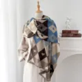 Detalle de bufanda jacquard de imitación cachemira con patrón de rombos y corazones. - Estilo con Borlas (Estilo 3) / Azul Cielo Café Beige