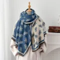 Primo piano di sciarpa jacquard blu e beige con motivo a lettere e frange - Blu Nebbia
