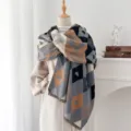 Bufanda chal jacquard gruesa con diseño de rombos y corazones con borlas en maniquí - Estilo con Borlas (Estilo 4) / Gris Negro Blanco Hueso