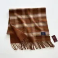 Detalle de bufanda de lana a cuadros marrón vintage con flecos y etiqueta de 10% de lana. - Cuadros Caramelo / 55x200cm