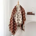 Sciarpa jacquard double-face marrone e beige con motivo a lettere e frange su manichino - Colore caramello