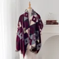 Détail d'une écharpe châle épaisse en jacquard à motifs de cœur argyle avec des franges - Wine Red Smoke Grey Rice White