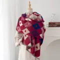 Vue détaillée d'une écharpe à losanges rouges avec cœurs et franges épaisses - Red Navy Beige Yellow