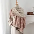 Dettaglio ravvicinato di sciarpa jacquard double-face con motivo alo e bordi sfrangiati - Rosa