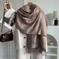 Eleganter braun gestreifter doppelseitiger Schal aus hochwertigem Kaschmir-Imitat - 190cm / Khaki