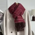 Eleganter weinroter gestreifter Schal mit braunen Fransen aus weichem Kaschmir-Imitat - 190cm / Dattelrot