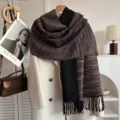 Eleganter gestreifter doppelseitiger Winterschal mit langen Fransen in Braun und Schwarz - 190cm / Schwarzkaffee