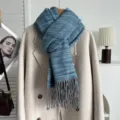 Eleganter blau-grau gestreifter Kaschmir-Imitat-Schal mit grauen Quasten für den Winter - 190cm / Blau