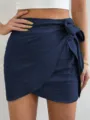 Minifalda cruzada de talle alto azul marino con lazo lateral para vacaciones en la playa. - S / Azul marino