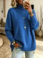 Détail d'un pull à col roulé uni et décontracté avec une texture douce et confortable. - Bleu