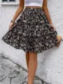 Detailweergave van dames zomer bloemen rok met casual volants en modieuze print details. - S / Zwart