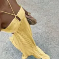Vue détaillée de la robe longue plissée jaune dos-nu, style élégant sans manches d'été. - S / Jaune