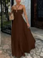 Détail de la longue robe plissée marron élégante avec un col halter chic et un design strapless. - S / Café