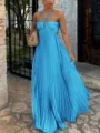 Détail de robe longue plissée bleue élégante, style parfait pour les vacances d'été et soirées. - S / Bleu lac