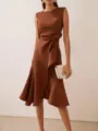Elegante vestido midi ajustado sin mangas y cuello redondo para mujeres, ideal para fiestas y eventos. - XS / Café